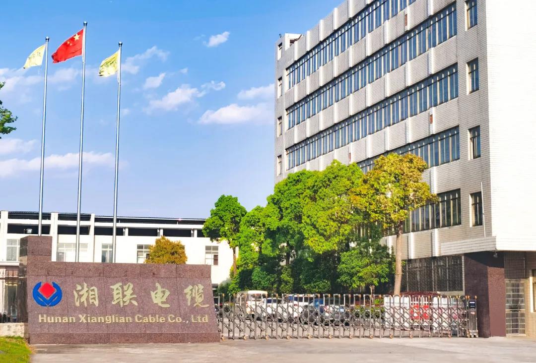 今日小雪，用一組湘聯(lián)小伙伴拍攝的美照來迎接廠區(qū)的冬天！